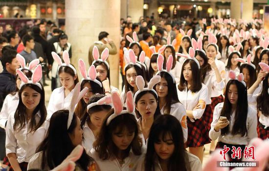11月11日晚，一百位統(tǒng)一打扮的“兔女郎”現(xiàn)身南京新街口，逛街看電影玩快閃，走到哪里都被圍觀。