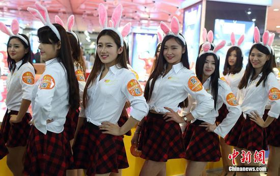 11月11日晚，一百位統(tǒng)一打扮的“兔女郎”現(xiàn)身南京新街口，逛街看電影玩快閃，走到哪里都被圍觀。
