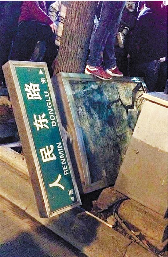 路牌都踩翻，還有人上了樹(shù)，城管不出手，也確實(shí)不大合適。