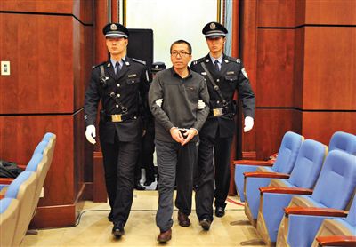 楊秀宇被帶入法庭。昨日，楊秀宇及女下屬盧梅因非法經(jīng)營罪獲刑4年、一年半并處罰金。