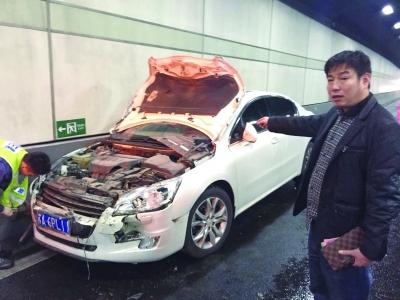 白色標(biāo)致車車頭嚴(yán)重?fù)p毀。