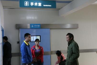 宇宇的父母和爺爺一直守候在手術室外。