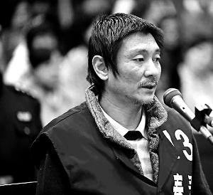 庭審時(shí)，鄭東稱自己想隨女兒一起去，請求法院判他死刑立即執(zhí)行