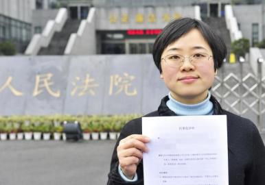 12月3日，起訴代理人出示公訴書。