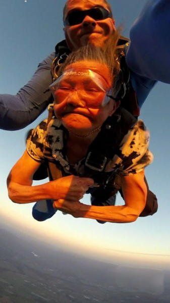 閔老太太正在體驗高空跳傘。