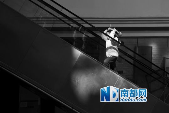 12月12日上午，正佳廣場內(nèi)，任淘淘在扶梯上奔跑玩耍。