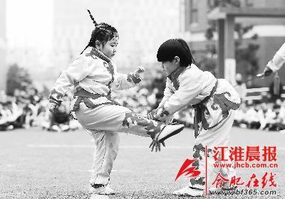 兩名小朋友在進(jìn)行武術(shù)對打表演。