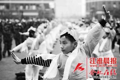 學(xué)生們在進(jìn)行集體武術(shù)操展示。