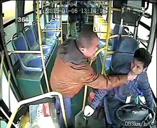 車載監(jiān)控視頻顯示，806路公交車司機(jī)袁宋林在車輛行駛中拒絕一乘車男子提出停車的要求后，遭到該男子的反復(fù)毆打。視頻截圖