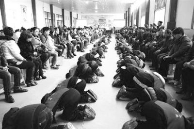 學生們在老師的指導下，一起給父母下跪謝恩。微博截圖