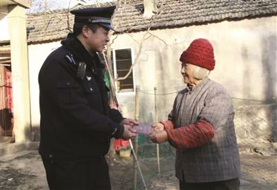 民警將戶口本交給陳奶奶。