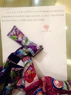 為表謝意，他特意買來20根棒棒糖送給民警。