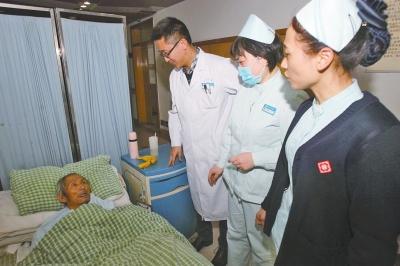 老人病治好了，可他卻一直躺在醫(yī)院的病床上。