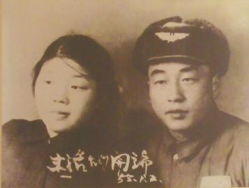 當(dāng)年的結(jié)婚照老人還保留得很好。