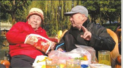 結(jié)婚60年，梁玉芹婆婆和王再功爺爺恩愛如初。
