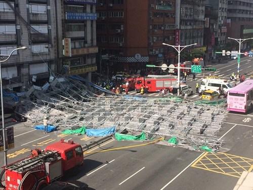 臺北市寧波東街和羅斯福路交叉口23日有腳手架倒塌，占據(jù)車道。臺灣“中央社”