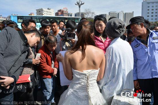 征婚引發(fā)民眾圍觀。