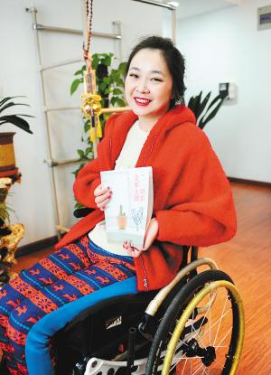 昨天下午，記者在鳳城八路的一個(gè)小區(qū)里，見(jiàn)到了輪椅上的28歲女孩兒劉燚。2009年夏天，因?yàn)橐粓?chǎng)車(chē)禍，她高位截癱，醫(yī)生宣布她“從此再也沒(méi)有生活質(zhì)量”，可就是這個(gè)輪椅上的西安女孩，在2012年，和父母一起完成了一趟28個(gè)國(guó)家的旅行，而靠著僅有的能動(dòng)的一個(gè)小拇指，她用一年多的時(shí)間，在電腦上敲出了這次旅行的游記，并集結(jié)成書(shū)，取名《一切都沒(méi)那么糟》。