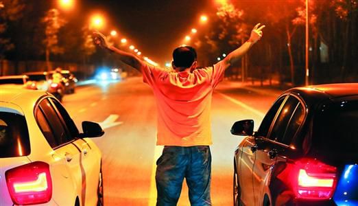 2013年8月25日凌晨，北京，在東壩大街路口進(jìn)行的一場飆車。