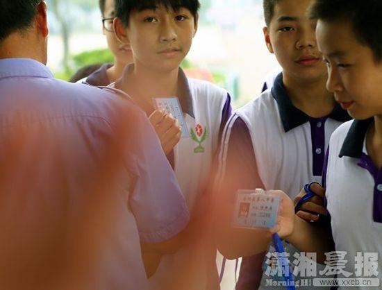 5月26日，岳陽(yáng)縣第八中學(xué)，學(xué)生出校門時(shí)出示通行證