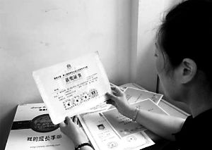 思念小寶的時候，李女士就一遍遍整理孩子留在家里的物品。