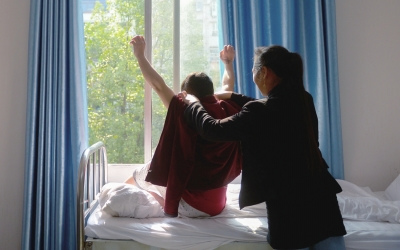 出院前，窗外透進一道陽光，打在他的身上。