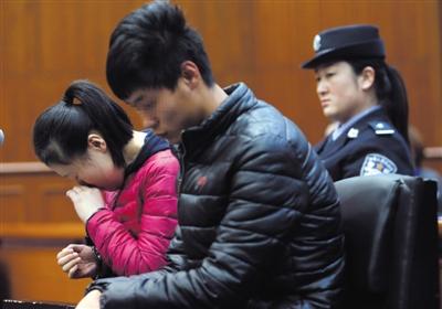 昨日，因殺死自己的親生兒子，被告人王某受審，其男友喬某則因涉嫌幫助毀滅證據(jù)罪受審。