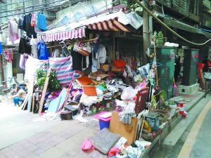 工作人員清理前，阿姨家周圍垃圾如山。