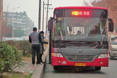 1月6日下午，資陽(yáng)一輛15路公交車?？吭诋?dāng)時(shí)事發(fā)車站。