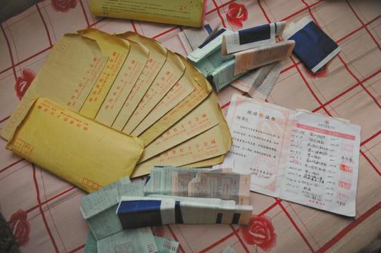廖弟友捐款后保存的部分收據(jù)。