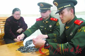 手機內(nèi)存卡因體積小、價值高，成為水客走私的“新寵”。圖為邊防官兵正在清點走私物品。