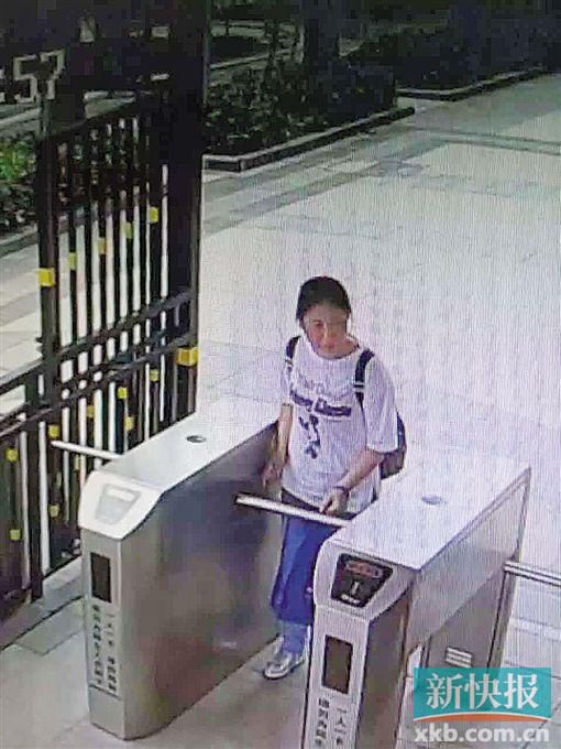 小區(qū)監(jiān)控拍到,保姆“李晴”于14日下午1時55分背著官女士的背包離開。均為當(dāng)事人供圖