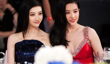 除了白，在合影中還有另外一個(gè)制勝法寶，就是——高。