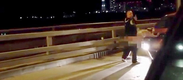 許多人拍攝到這對(duì)夫婦在引擎罩上“表達(dá)愛意”的方式，而男子甚至轉(zhuǎn)過頭來看鏡頭。（視頻截圖）