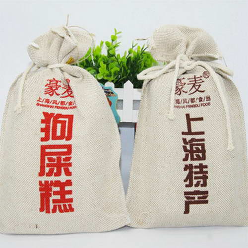 上海某公司推出的一款名為“狗屎糕”的產品引來不少質疑。