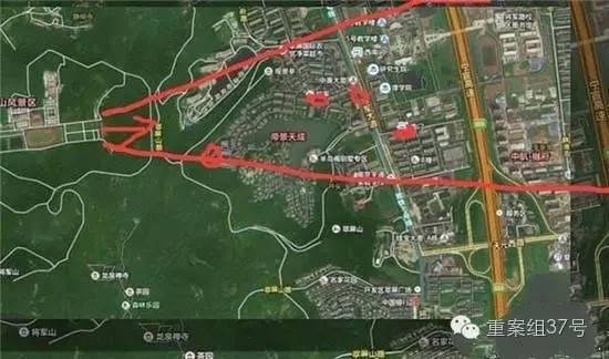 射擊場(chǎng)子彈射出方向（紅箭頭）有多個(gè)居民小區(qū) 。 圖片來源：交匯點(diǎn)新聞