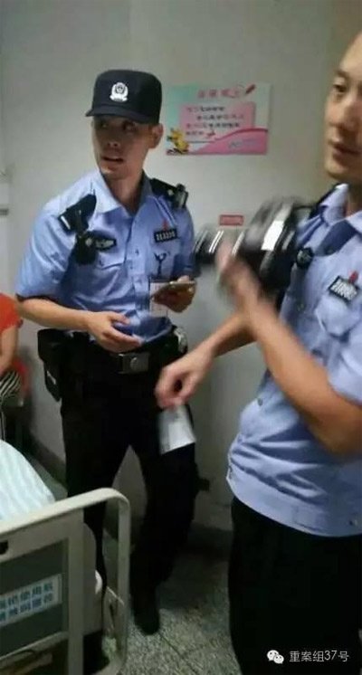 民警到醫(yī)院對(duì)秦女士體內(nèi)子彈取證調(diào)查。 受訪者供圖