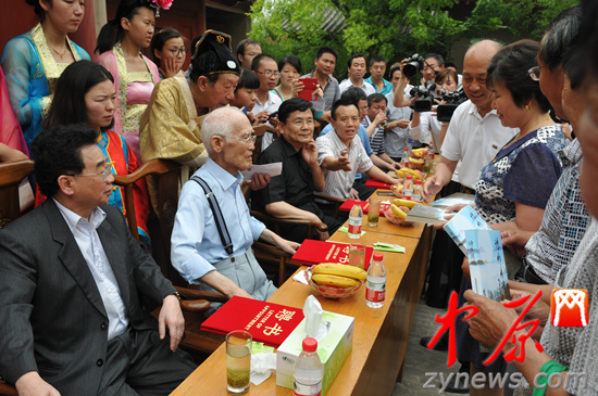 余光中、汪國真做客杜甫故里 共話詩圣家國情懷