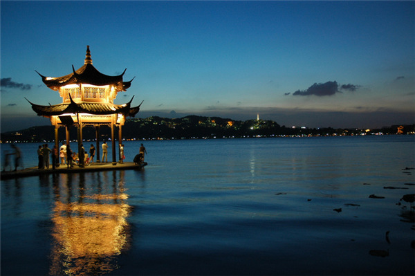 不要溫和地走進那個良夜 因為夜太美！