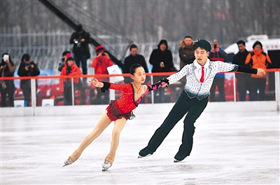 12月18日,五棵松冰世界體育樂園正式開門迎客,圖為花樣滑冰運動員進行表演。