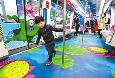 圖為試乘乘客流連忘返。