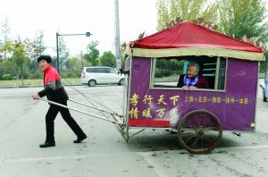 謝淑華拉著這輛人力板車(chē),帶著91歲老母親出游
