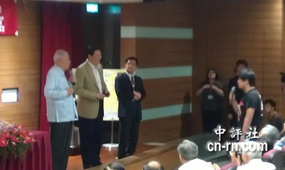 　大陸交換學(xué)生針對演講內(nèi)容，頻頻問李登輝，雙方一來一往。(中評社黃文杰攝)