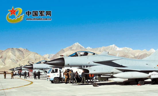 后勤官兵進(jìn)駐雪域高原機(jī)場提供后勤支撐。解放軍報(bào)特約記者 劉應(yīng)華攝
