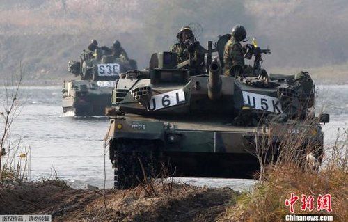 　資料圖：2011年11月2日，韓國軍隊在首爾東南100公里的驪州進(jìn)行軍事演習(xí)。