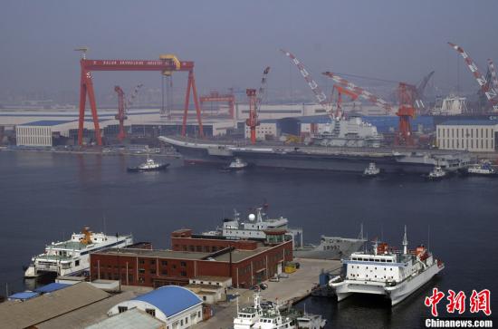 8月30日9時30分許，中國航母平臺在經(jīng)過第十次海試后，平穩(wěn)地?？吭谶|寧大連港碼頭。
