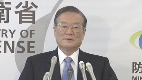 日本防衛(wèi)省森本敏16日上午出席記者會。