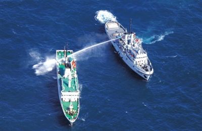 昨日，東海某海域，東海艦隊拖船使用高壓水炮為地方執(zhí)法船滅火