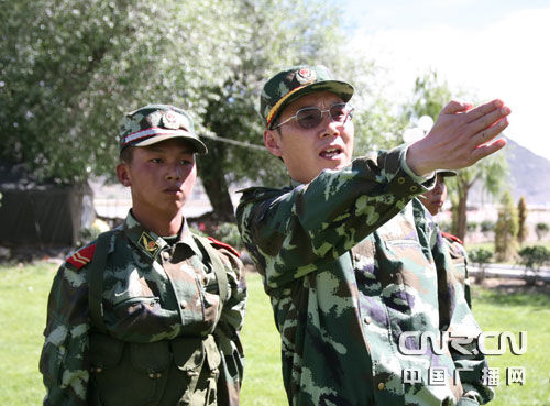 郭毅力在拉薩支隊執(zhí)勤點(diǎn)檢查執(zhí)勤情況