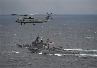 2011年1月10日，美國(guó)海軍驅(qū)逐艦與日本海上自衛(wèi)隊(duì)“鞍馬”號(hào)驅(qū)逐艦在日本長(zhǎng)崎縣附近海域舉行聯(lián)合海上演習(xí)。資料圖片
